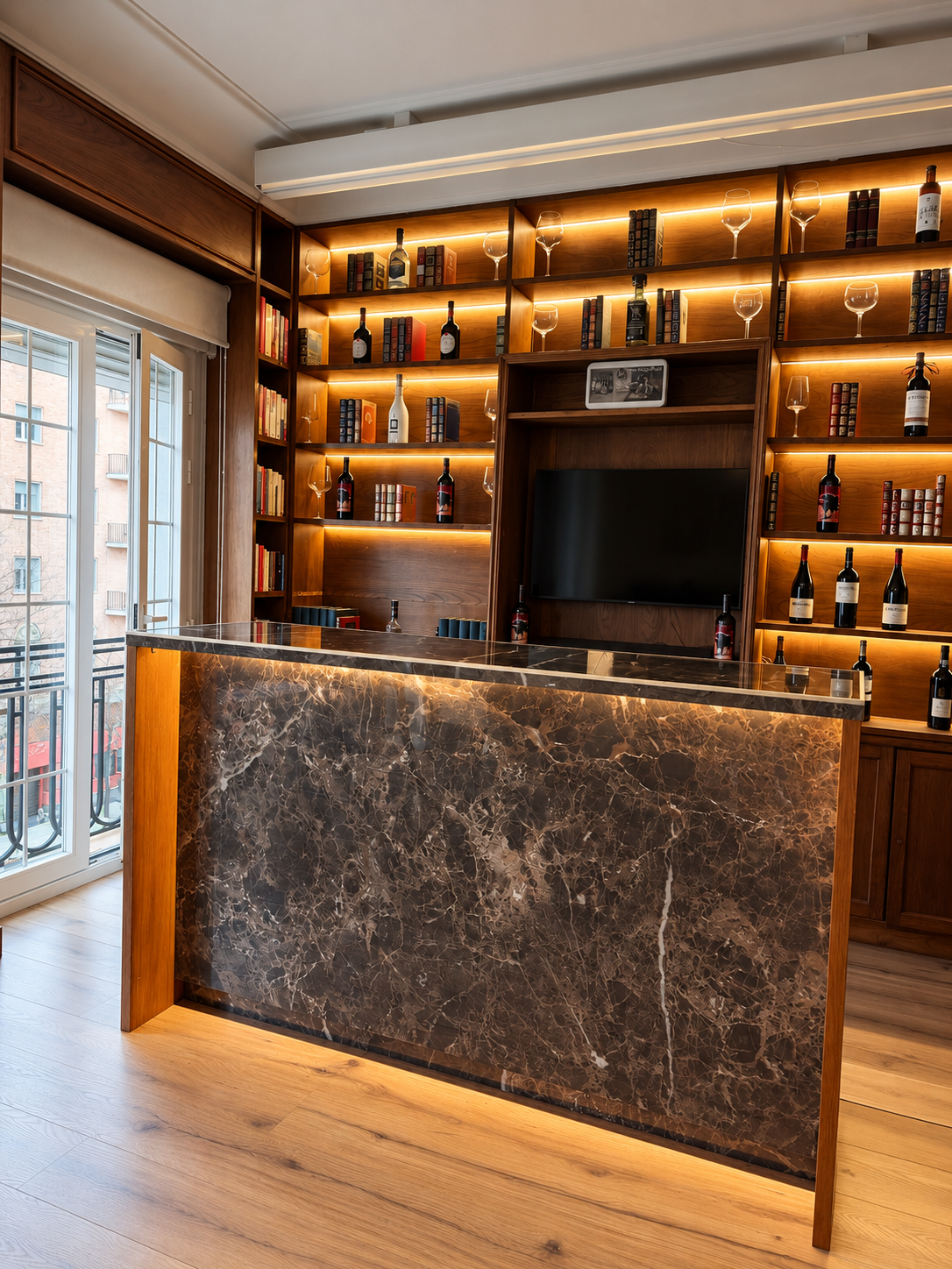 Bar biblioteca a medida con madera, piedra e iluminación del proyecto Alcalá 175