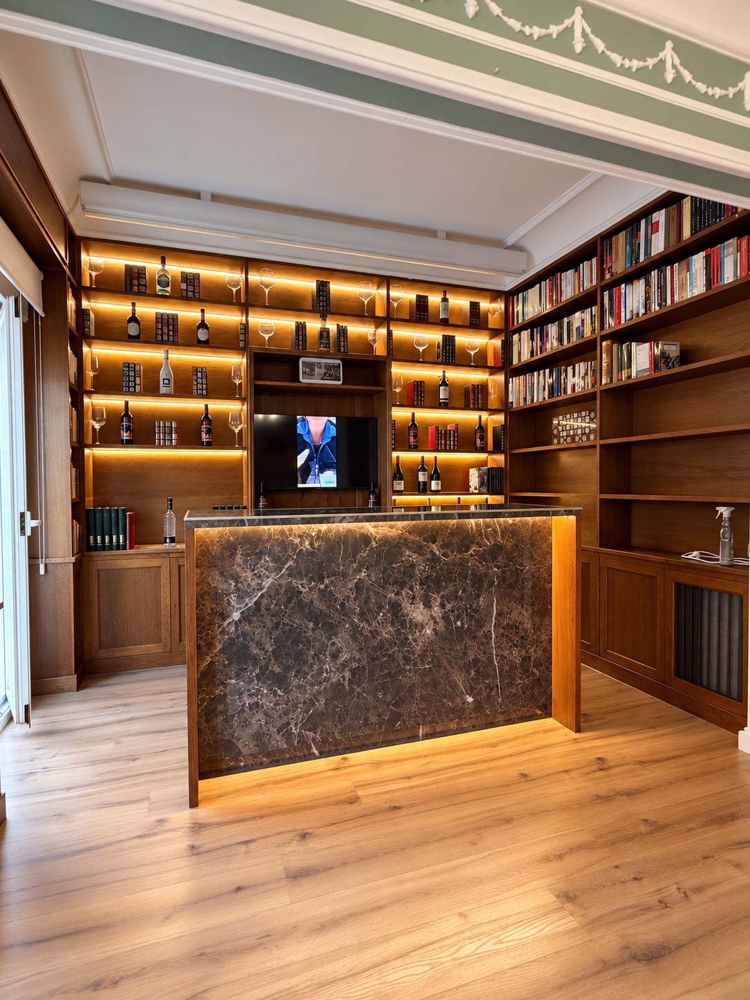 Biblioteca y bar a medida con iluminación integrada del proyecto Alcalá 175