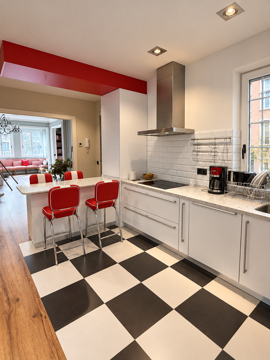Cocina del proyecto Alcalá 175 con frentes rojos, mobiliario blanco y barra integrada
