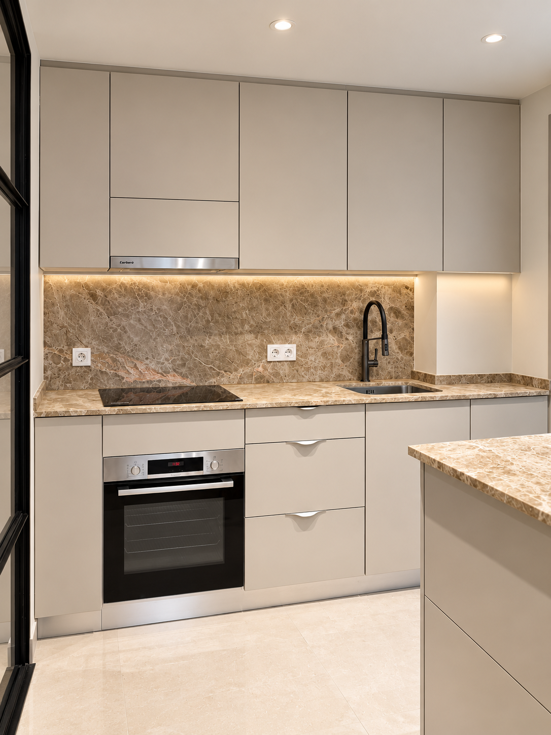 Mueble de televisión a medida del proyecto Biarritz 3 en madera y frentes claros