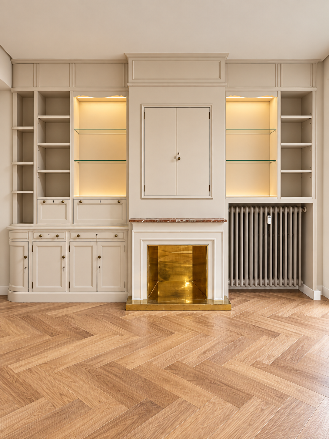 Salón del proyecto Biarritz 3 con carpintería integrada, chimenea, suelo en espiga y mobiliario a medida