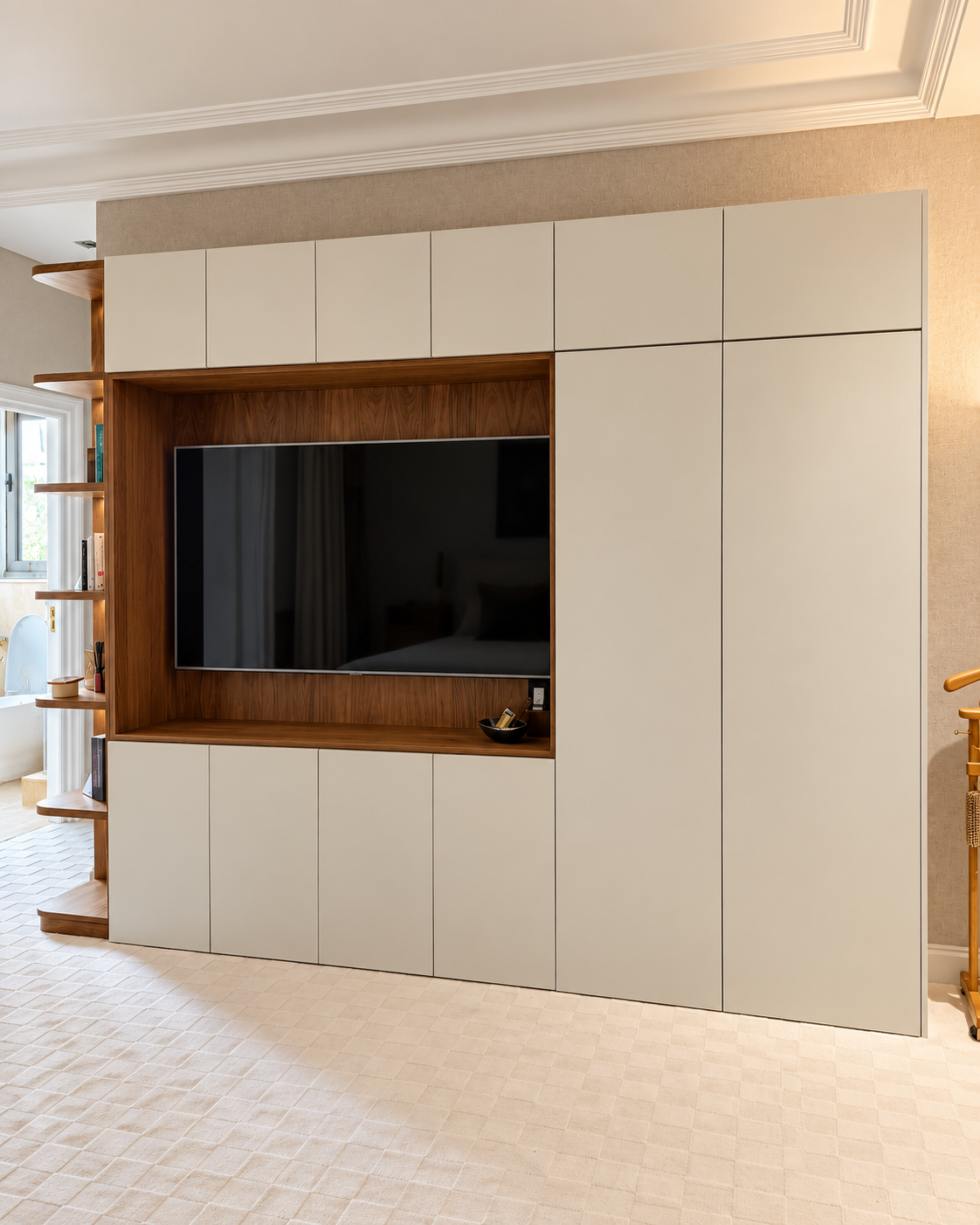 Mueble audiovisual integrado con carpintería a medida en madera del proyecto Castellana 78