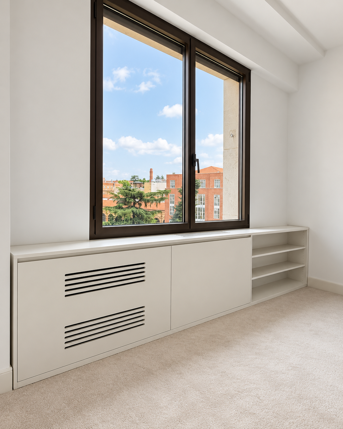 Mueble empotrado a medida junto a ventanal en el proyecto Castellana 78