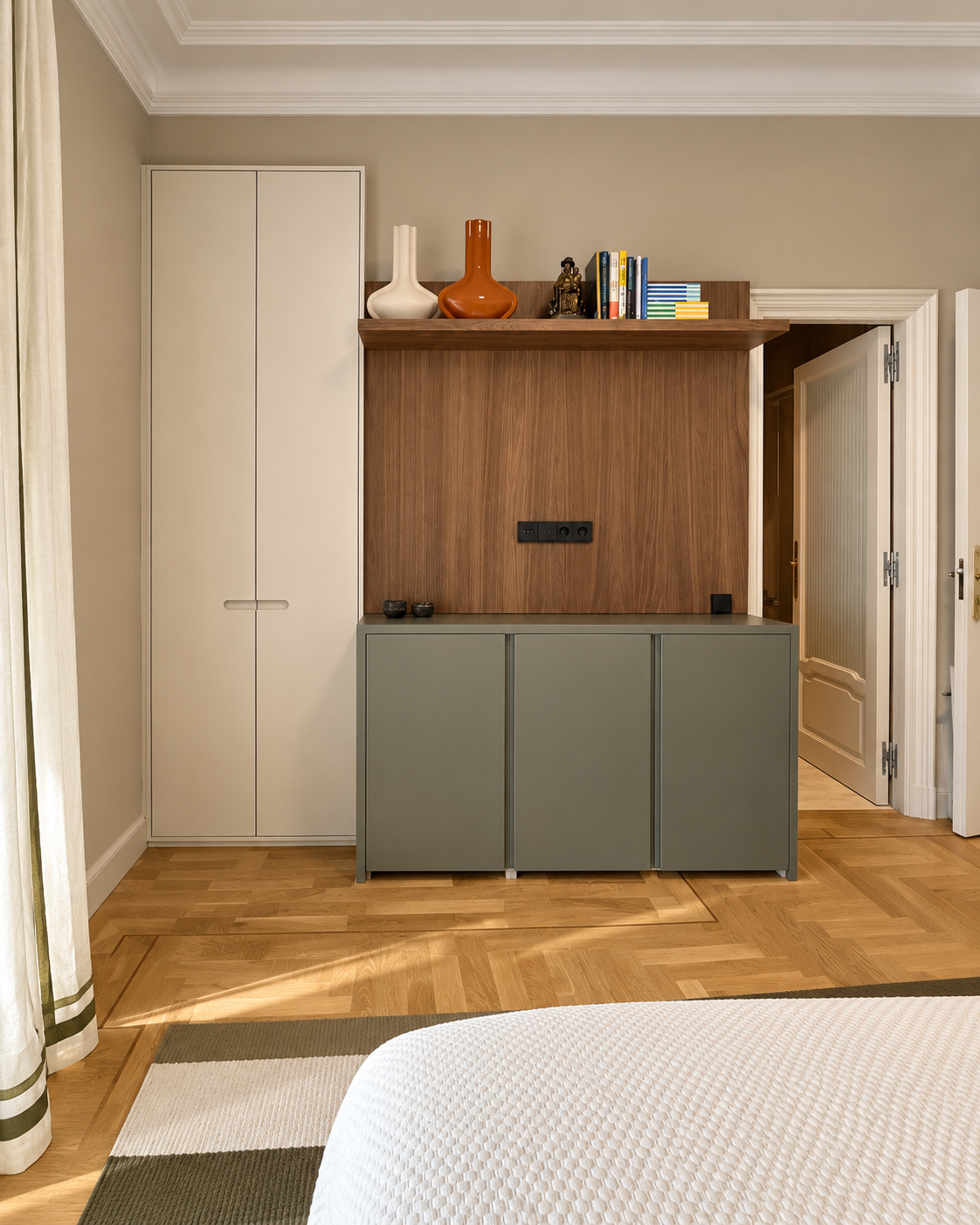Panel de madera a medida en dormitorio del proyecto Castellana 78