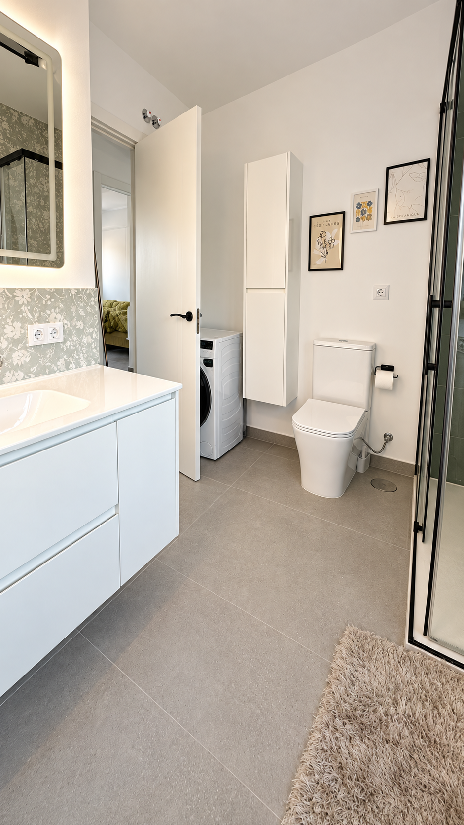 Baño principal del proyecto Cazorla 89 con mueble de lavabo, ducha de vidrio y tonos neutros