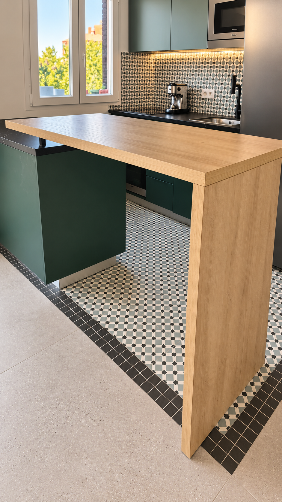 Detalle de barra de madera y pavimento geométrico de la cocina del proyecto Cazorla 89