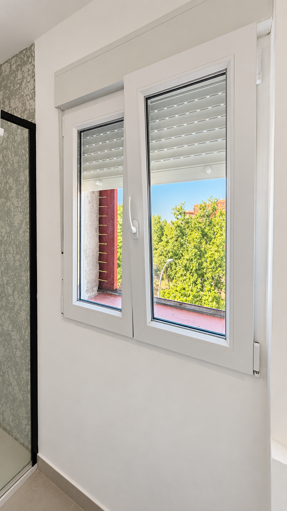 Ventana del baño del proyecto Cazorla 89 con vistas y carpintería blanca