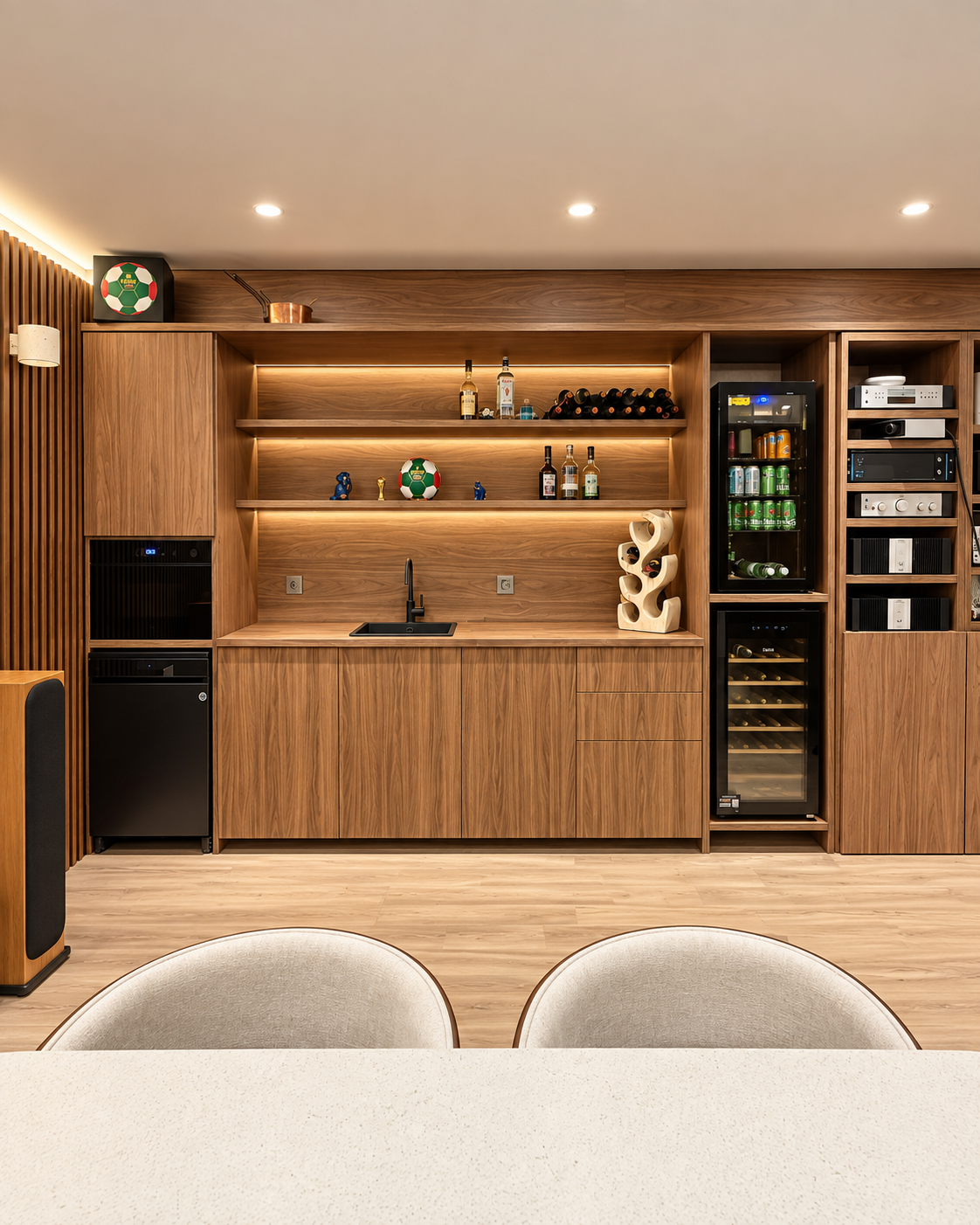 Mueble bar multimedia a medida con almacenamiento y equipos audiovisuales en el proyecto Ebro 4