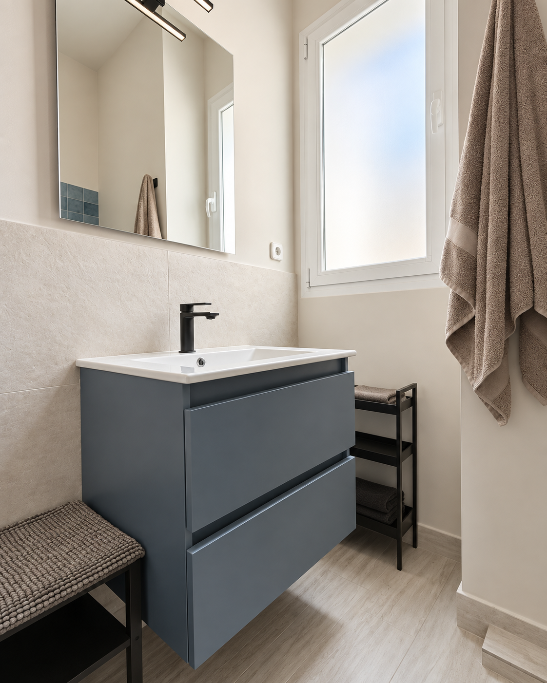 Mueble de baño azul suspendido con lavabo y espejo del proyecto Fernández de los Ríos 13