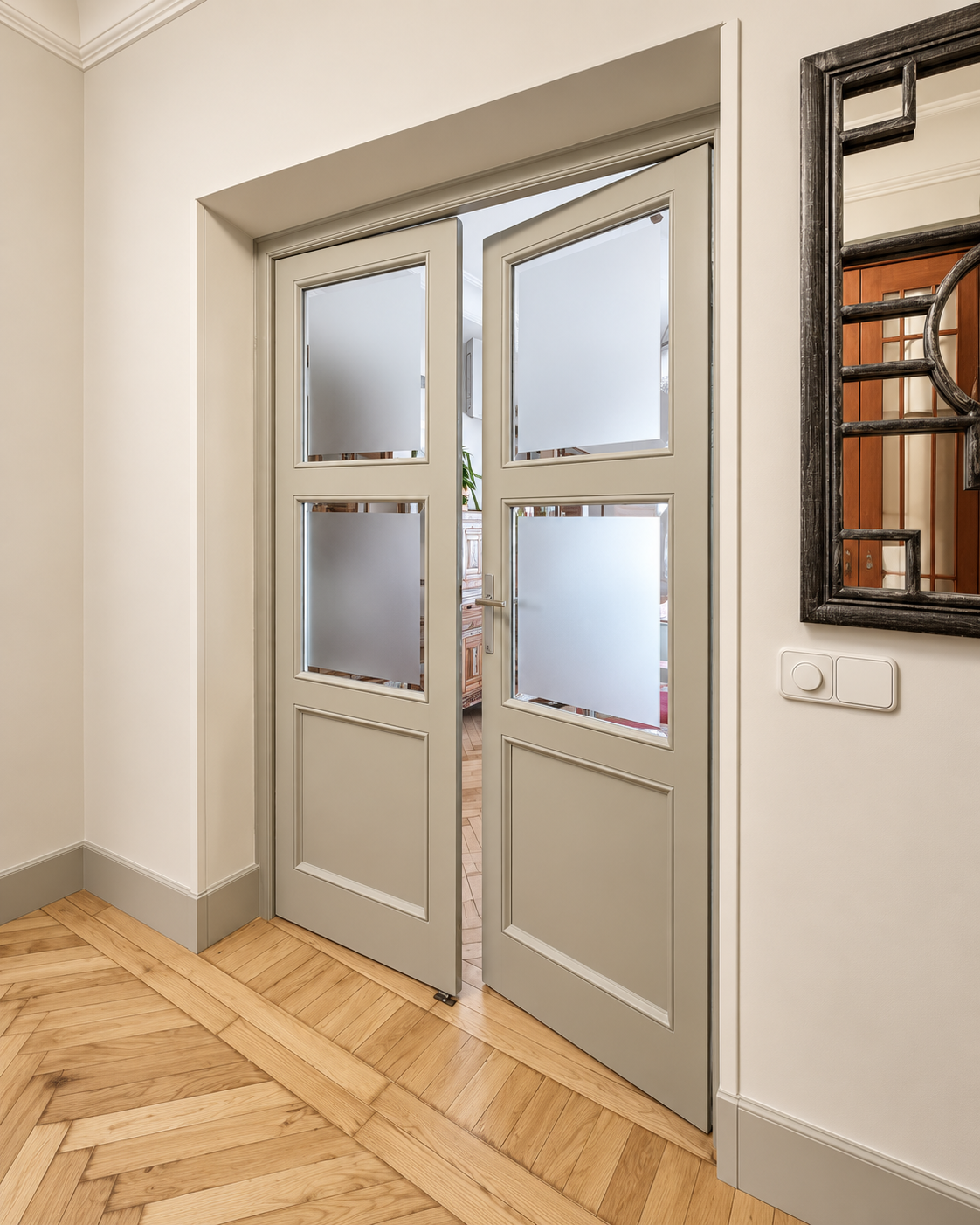 Puertas dobles acristaladas con vidrio traslúcido del proyecto Fernández de los Ríos 13