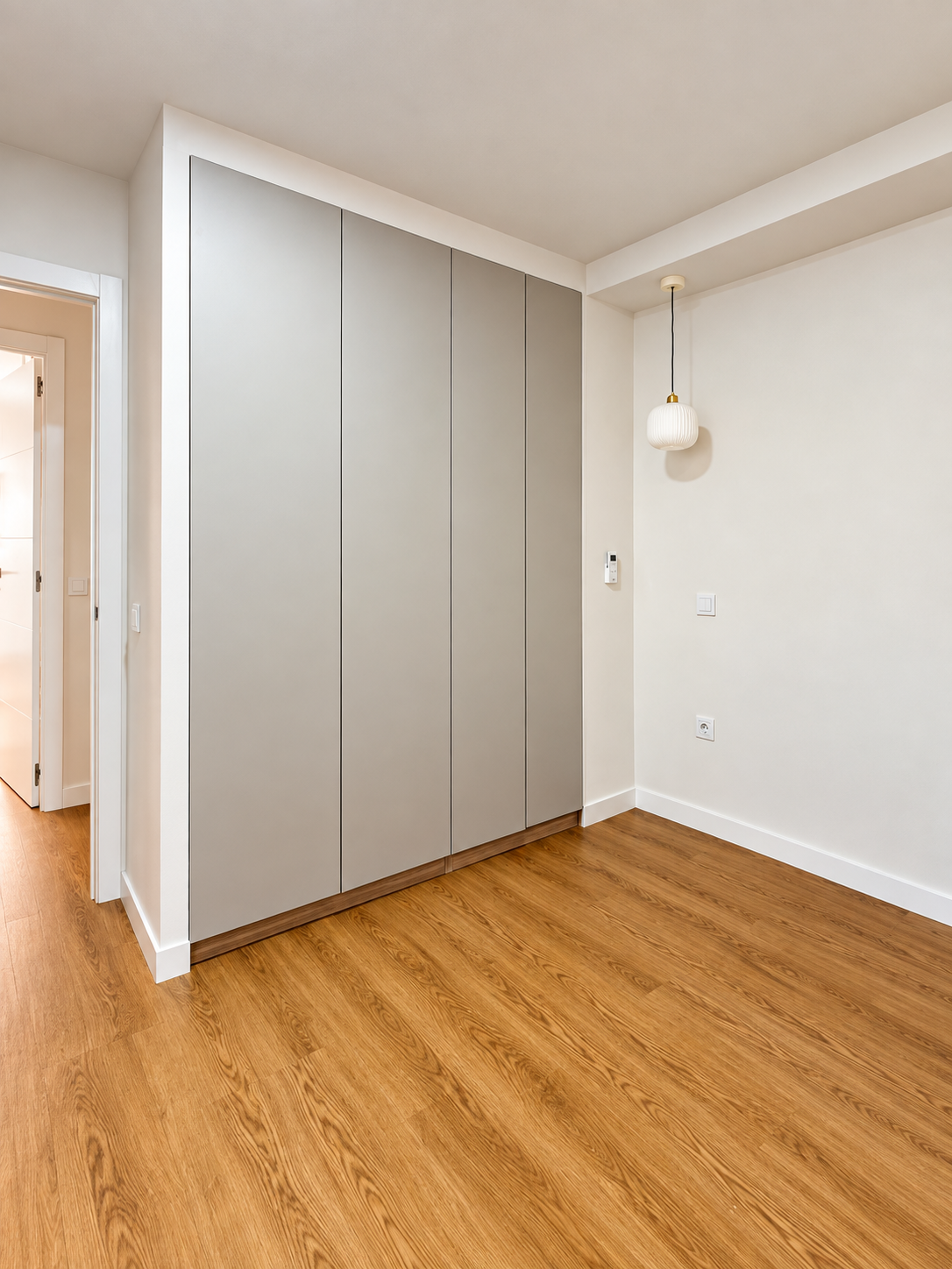 Cocina del proyecto Mateo López 10 con mobiliario en madera, frentes blancos y encimera clara