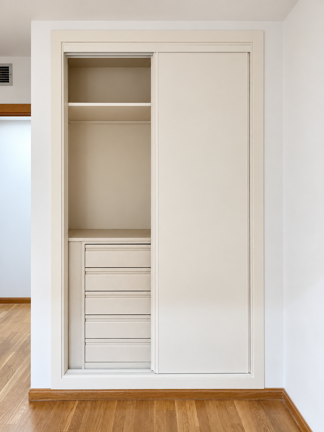 Armario empotrado con puertas correderas e interior a medida del proyecto Rufino Blanco 38